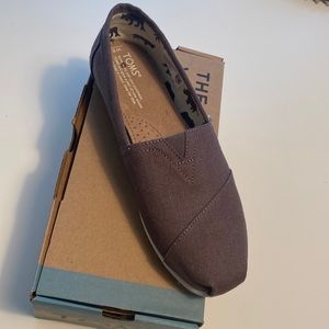 Never worn. TOMS classic loafer Size 8W